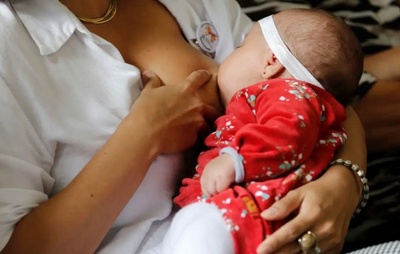 Agosto Dourado: Maternidade em Salvador oferece consultoria de amamentação materna para pais adotivos e comunidade LGBTQIAPN+