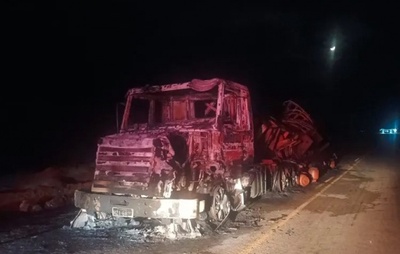 Carreta com botijões de gás pega fogo e incêndio deixa bairros sem energia no Sudoeste baiano