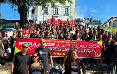 Professores municipais de Valença realizam enterro simbólico do prefeito Jairo Baptista