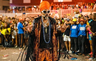 Carlinhos Brown revela origem de 'instinto inovador' e celebra o movimento da Axé Music: "Tem repertório para 100 anos"