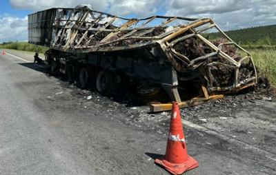 Carreta com carga de cobre pega fogo na BR-116