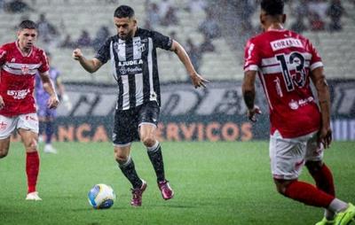 Próximo adversário do Bahia, lateral do CRB sente a coxa e deixa jogo no 1º tempo