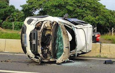 Veículo que presta serviço para Prefeitura de Feira de Santana capota na BR-116