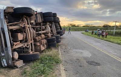 Caminhão com carga de móveis tomba no Vale do Jiquiriçá e tem carga saqueada