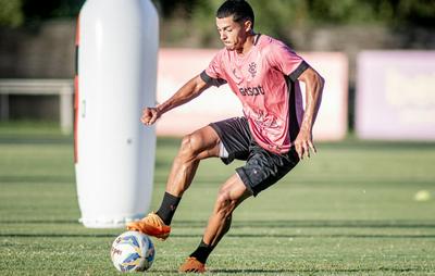 Jogador da base do Vitória é chamado por Carpini para integrar elenco profissional