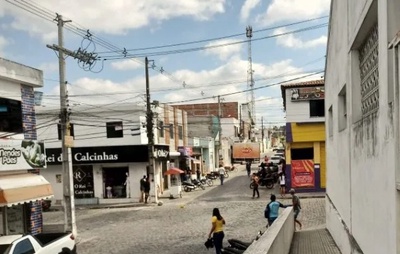 Caminhão desgovernado invade casa em Conceição do Coité