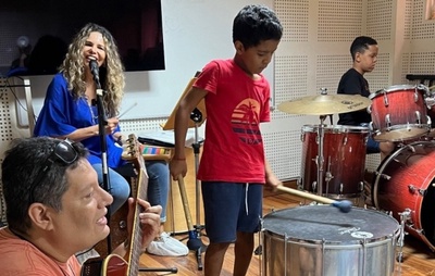 Márcia Freire realiza atividade musical com as crianças do GACC-BA