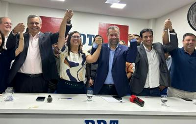 Ana Paula Matos sai carregada por apoiadores na sede do PDT em Salvador após reafirmação de apoio a Bruno Reis