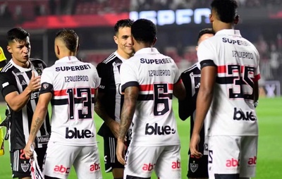 Jogadores do São Paulo usam camisas com o nome de Izquierdo em partida