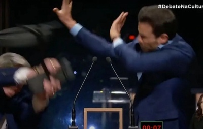 RedeTV! parafusa cadeiras no chão para debate eleitoral após agressão de Datena a Marçal