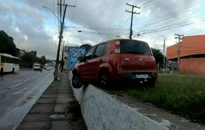 Carro fica "pendurado" em canteiro no bairro da Calçada, em Salvador