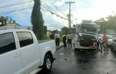 Acidente entre ônibus e caminhão deixa uma pessoa ferida no Largo do Retiro, em Salvador