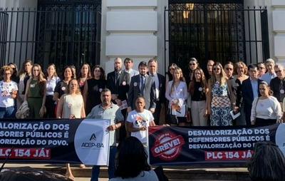 Defensores públicos iniciam greve com manifestação em frente ao Fórum Ruy Barbosa