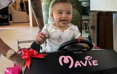 Neymar presenteia filha mais nova com mini Lamborghini rosa