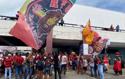 Com "AeroNego", torcida do Vitória apoia equipe no embarque para Goiânia