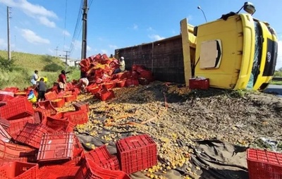 Carga de caju fica espalhada em pista e é saqueada após incidente com caminhão na Bahia