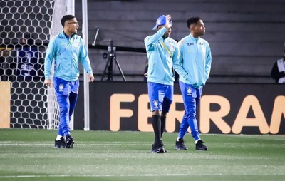 Jogadores da Seleção saúdam Couto Pereira lotado antes de jogo contra o Equador