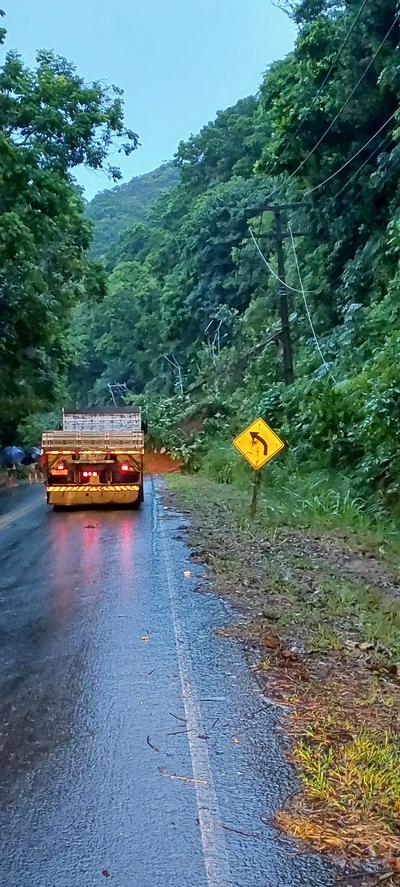 Estrada no Sul da Bahia fica interditada após barranco deslizar e cair na pista