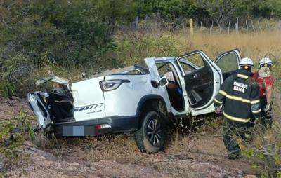 Dois morrem em batida entre picape e carreta no Norte baiano