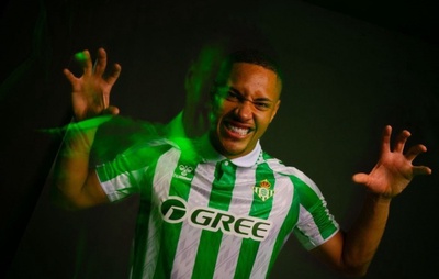 Vitor Roque brilha, marca primeiro gol no Real Betis e é ovacionado nos jornais espanhóis