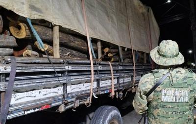 Transporte irregular de madeira é flagrado pela PM em Oliveira do Brejinhos