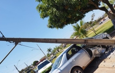 Poste despenca em carro após colisão em avenida no Extremo Oeste baiano