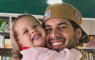 Zé Felipe prestigia apresentação na escola da filha