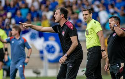 Léo Condé admite "jogo bem abaixo" do Vitória e explica oportunidades para contratados