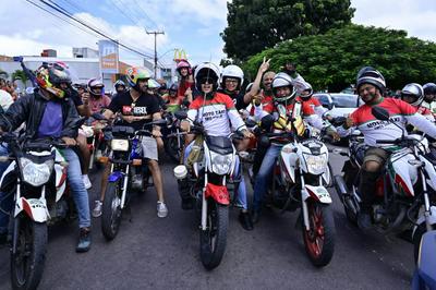 Thiago Aquino chega de mototáxi para comandar Arrastão na Micareta de Feira