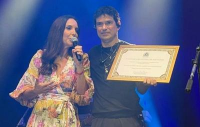 Jorge Vercillo recebe título de cidadão soteropolitano das mãos de Ivete Sangalo