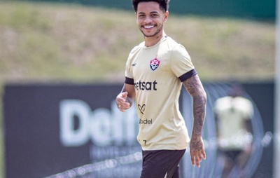 Matheuzinho participa de treino técnico em reapresentação do Vitória