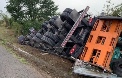 Carreta que transportava motores tomba na BR-116