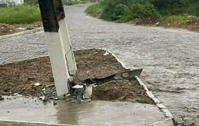 Em Santo Antônio de Jesus, carro colide com poste