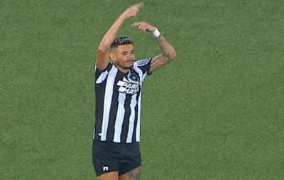 Tiquinho Soares se lesiona e pode desfalcar o Botafogo contra o Vitória pela Copa do Brasil