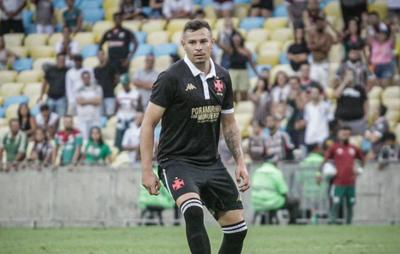 Expulso, volante desfalca o Vasco no duelo com o Vitória pelo Brasileirão