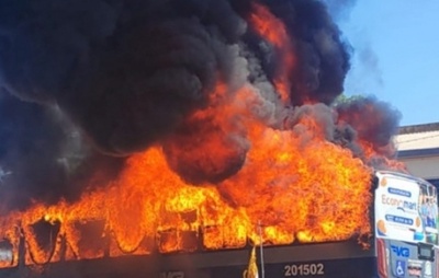 Ônibus coletivo fica destruído após pegar fogor em cidade do Extremo Oeste da Bahia