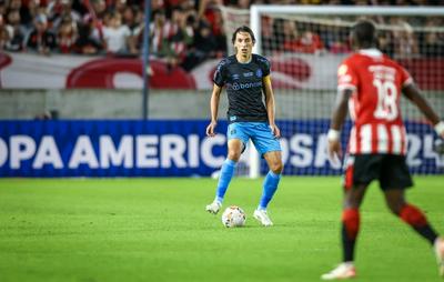 Geromel deixa gramado com suspeita de fratura no braço durante vitória do Grêmio na Libertadores