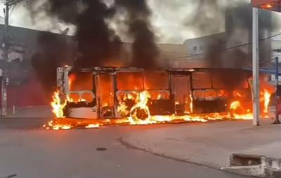 VÍDEO: Bandidos tocam fogo em ônibus no bairro de São Cristóvão após PM trocar tiros com integrantes de facção criminosa