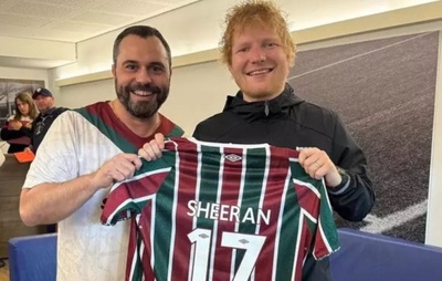 Amuleto da sorte? Ed Sheeran assiste jogo do Fluminense no Maracanã às vésperas do Rock in Rio