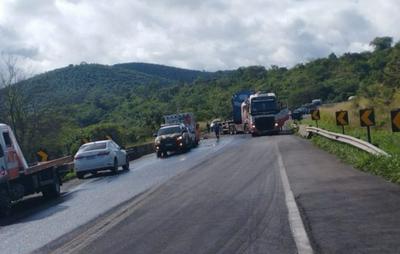 Trânsito é interrompido após carreta tombar na BR-116