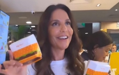 VÍDEO: Ivete Sangalo “vira” atendente em rede de fast-food e atrai multidão em Salvador