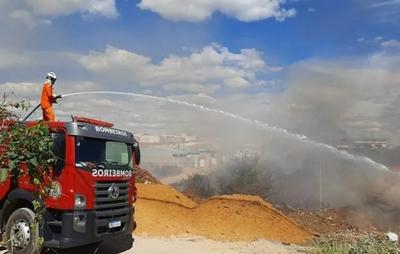 Em Bom Jesus da Lapa, Bombeiros combatem incêndio em vegetação