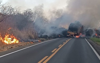 Pista no Extremo Oeste baiano segue interditada há 19 horas após caminhão pegar fogo