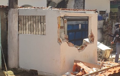 VÍDEO: Construção ilegal feita por traficantes é demolida pela PM em bairro de Salvador