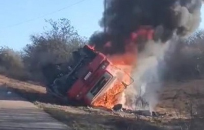 Caminhão tomba, pega fogo e duas pessoas morrem carbonizadas na BA-262