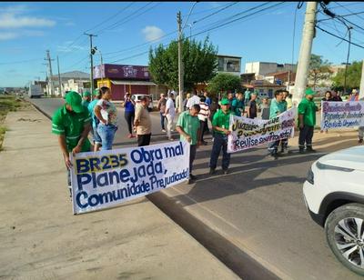 Grupo fecha trecho de BR no Norte baiano em protesto contra “isolamento” de bairro