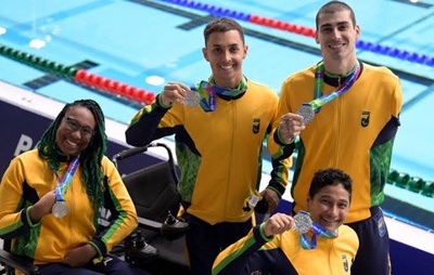 Paris-2024: Brasil é bronze na natação por revezamento