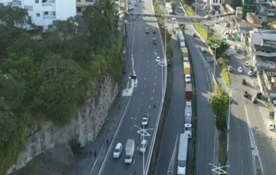 Com dificuldade de acessar o Porto de Salvador, caminhoneiros passam a noite na Via Expressa