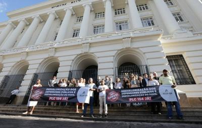 Em greve, defensores públicos realizam ato em Salvador com presença de representantes da sociedade civil