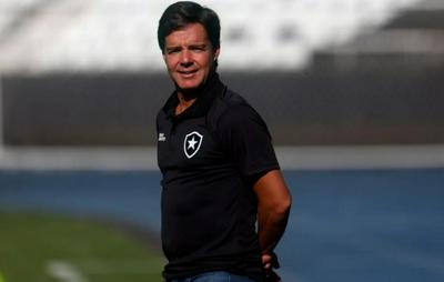 Ex-estrela do Botafogo assume comando promissor nas categorias de base do Vitória: Tiano Gomes